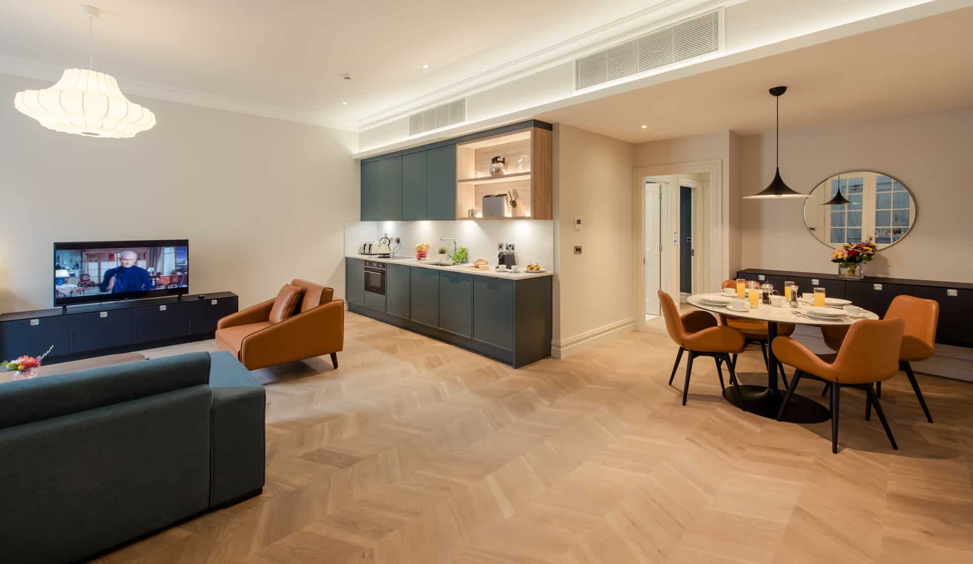 PREMIER SUITES PLUS Dublin Leeson Street ruime woonkamer met keuken