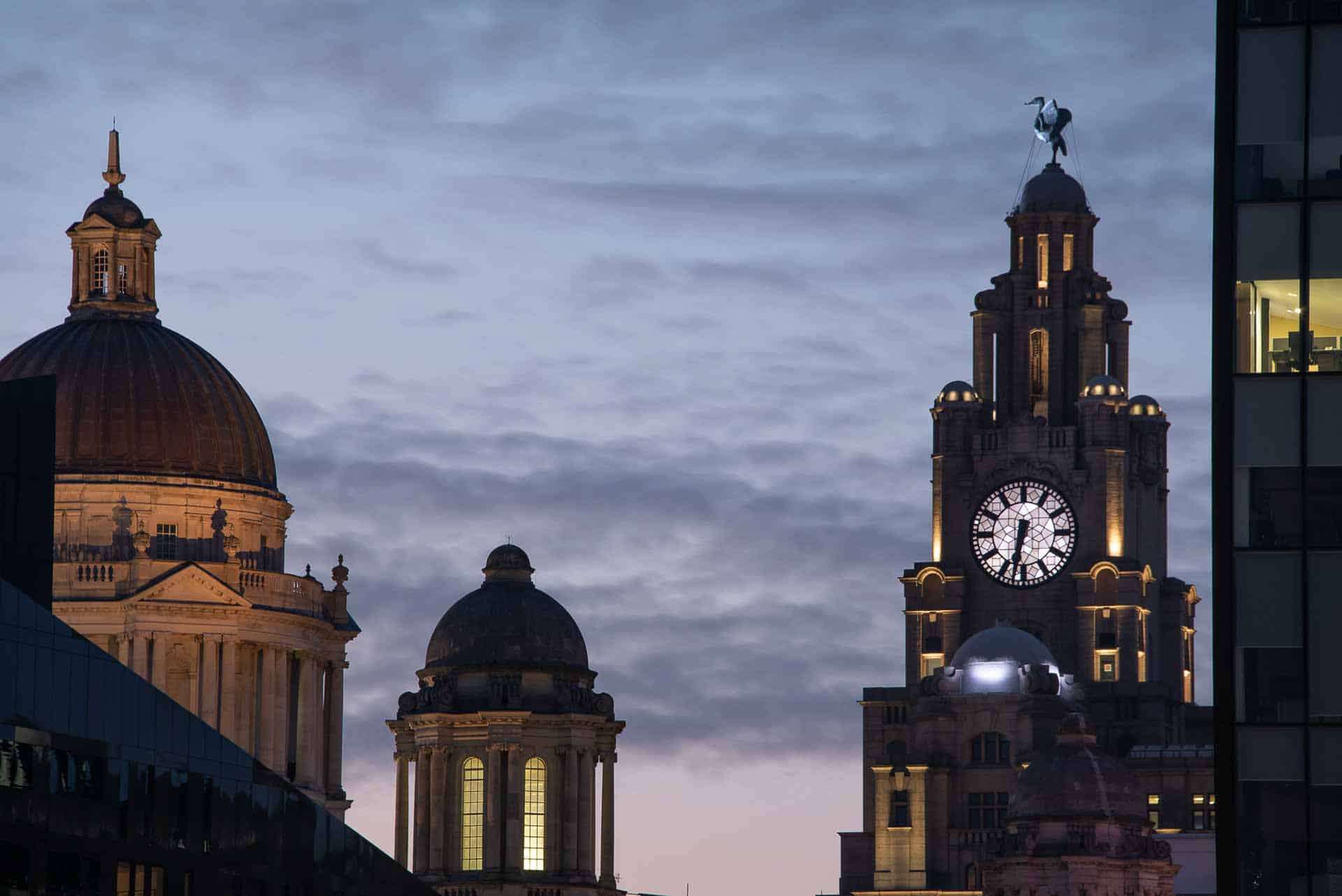 La ligne d'horizon de Liverpool vue au crépuscule depuis la fenêtre du PREMIER SUITES Liverpool.