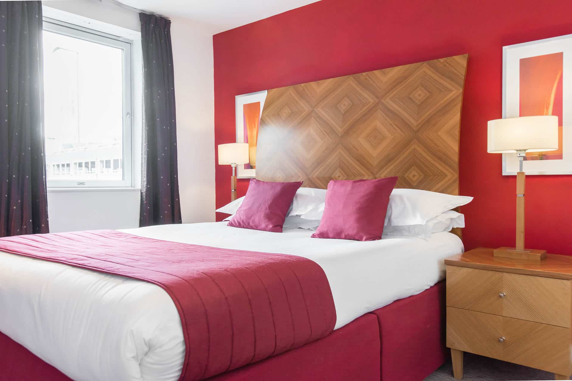 PREMIER SUITES Birmingham bequemes Bett