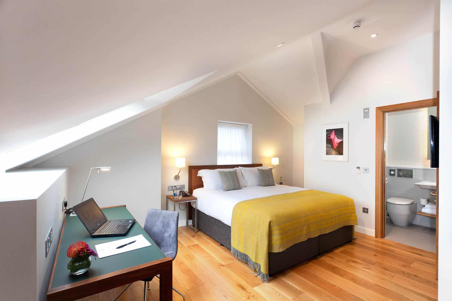PREMIER SUITES PLUS Dublin Ballsbridge bedroom & work desk in loft style suite