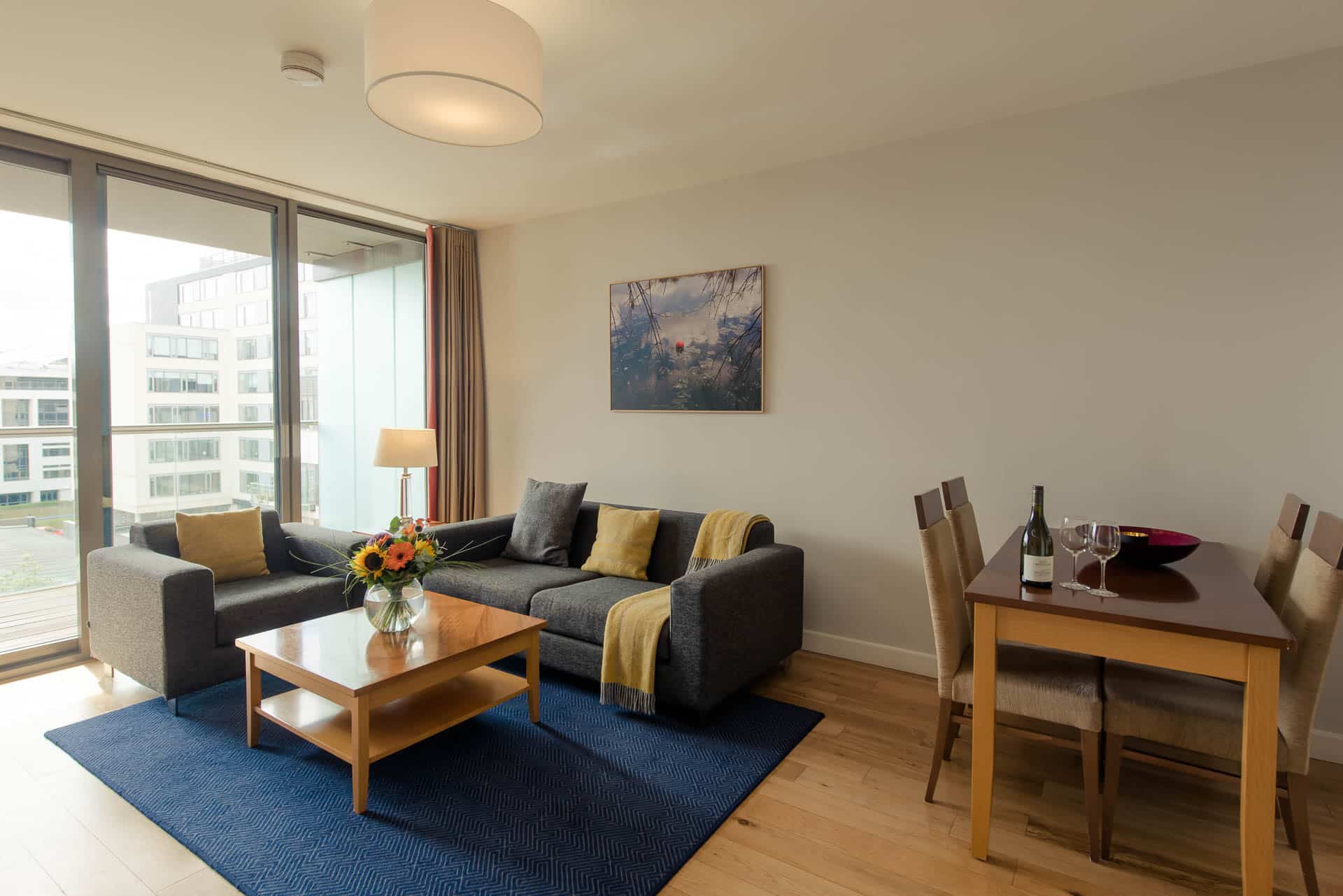 PREMIER SUITES Dublin Sandyford (bank en tafel en stoelen woonkamer )