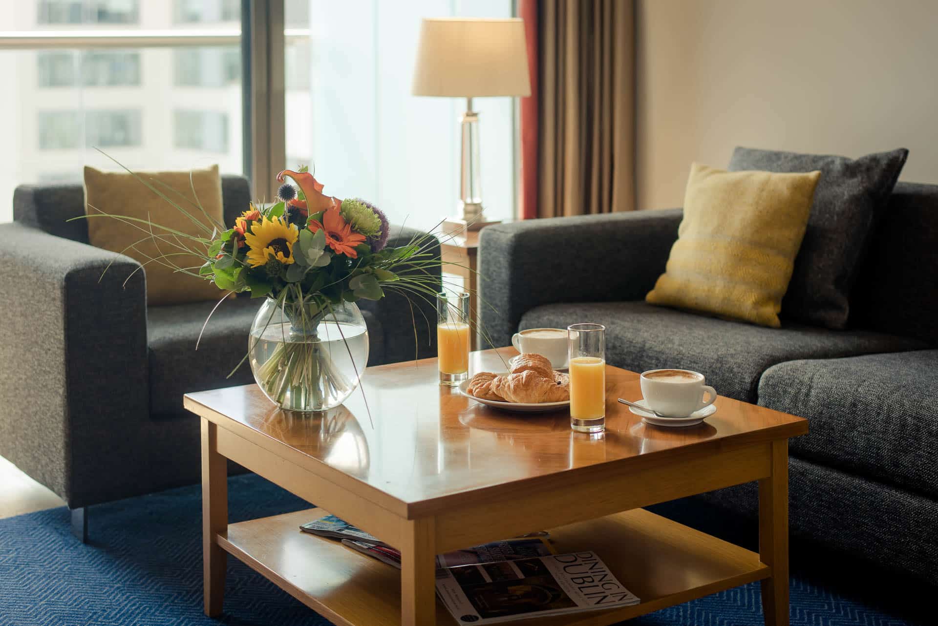 PREMIER SUITES Dublin Sandyford (Sofa mit Essen und Getränken auf dem Tisch)