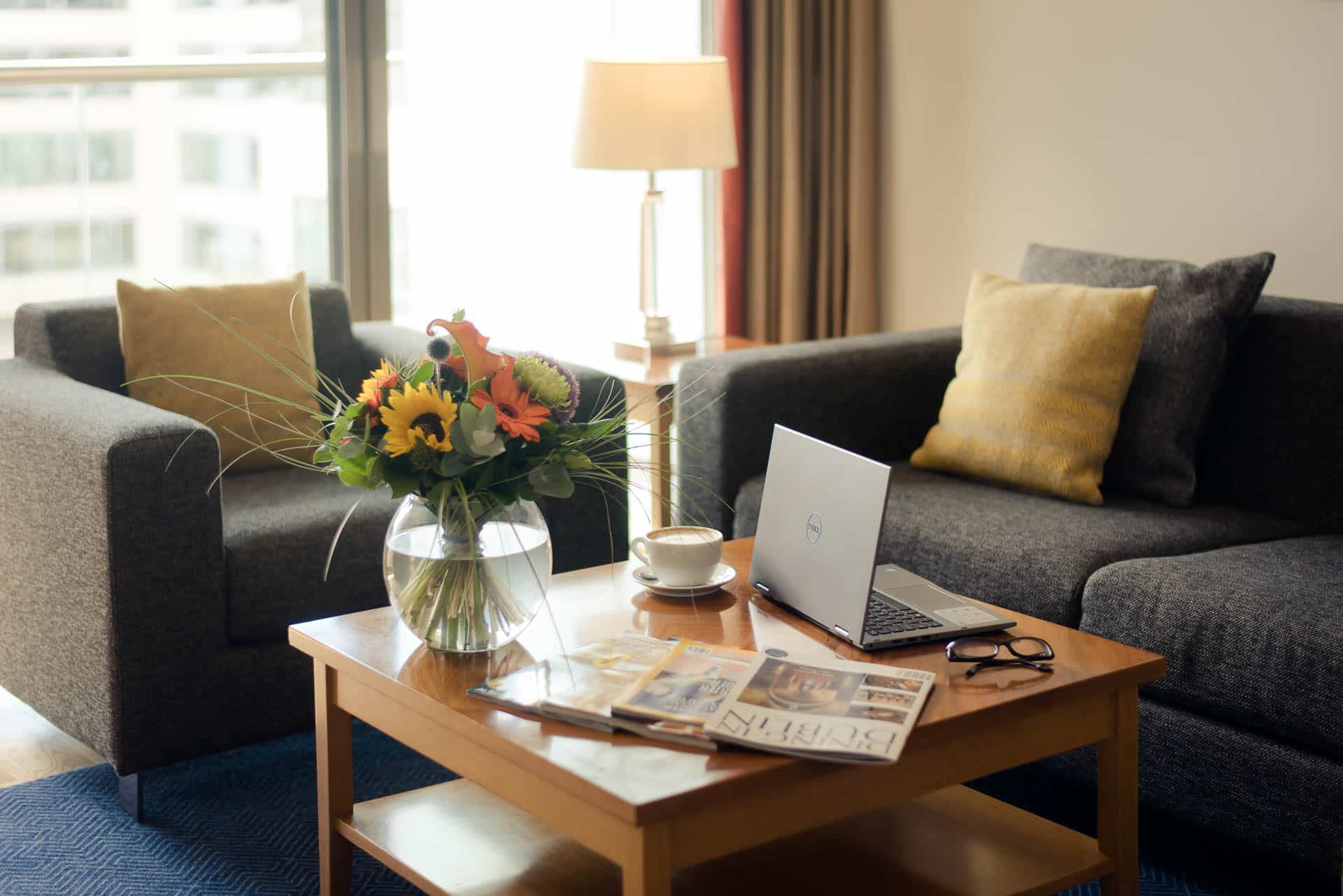 PREMIER SUITES Dublin Sandyford (Sofas und Tisch mit Laptop)