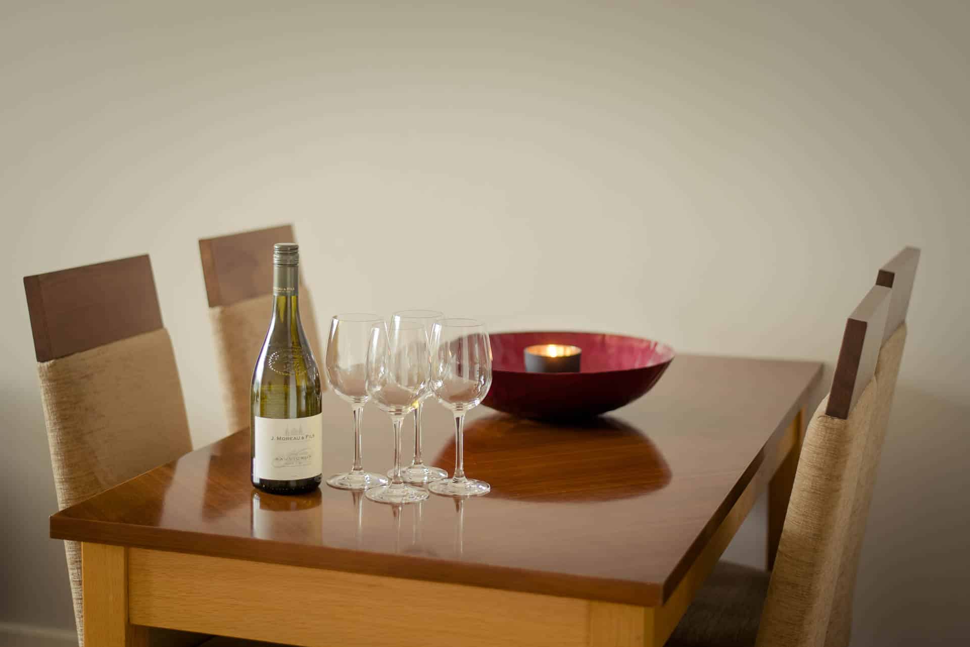 PREMIER SUITES Dublin Sandyford (table and chairs with wine and glasses)