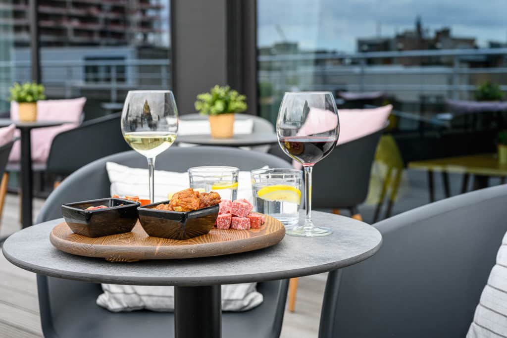 PREMIER SUITES PLUS Terrasse d'Anvers 7th Heaven Food Café tapas avec vin blanc et rouge