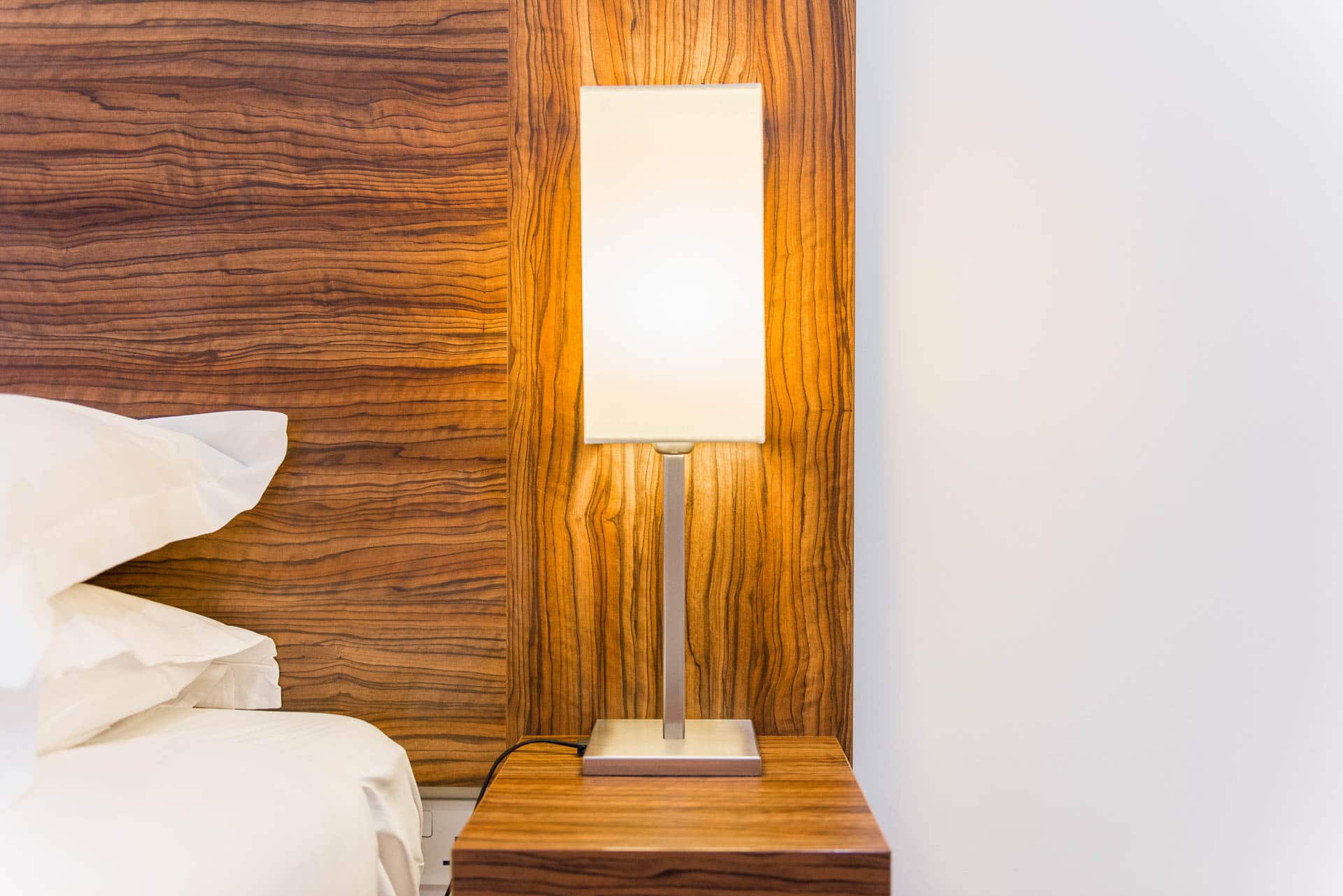 PREMIER SUITES PLUS Bristol Cabot Circus Nachttisch