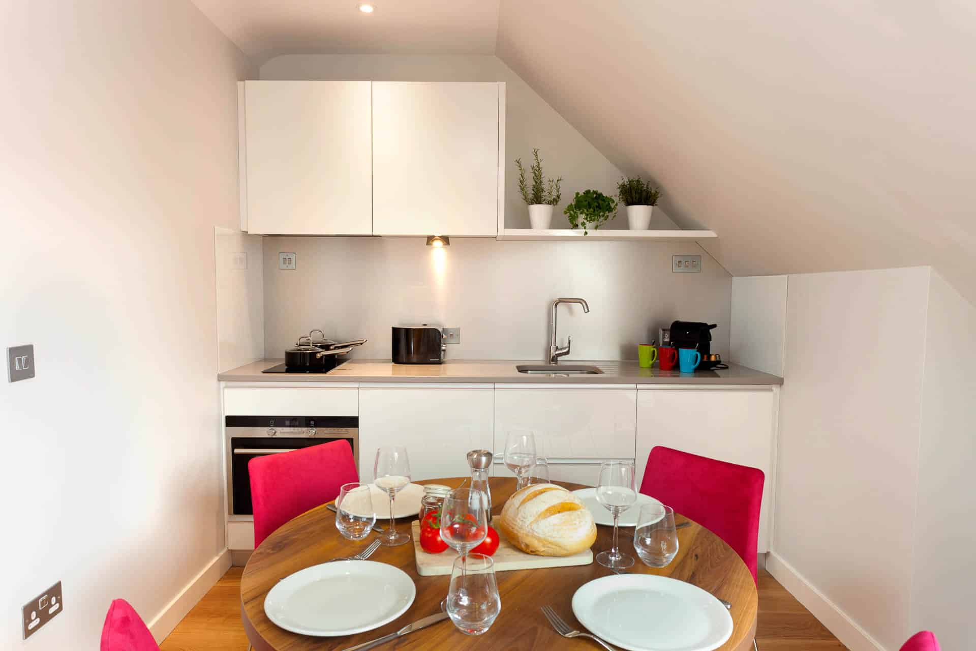 PREMIER SUITES PLUS Dublin Ballsbridge keuken & eettafel in penthouse met twee bedden