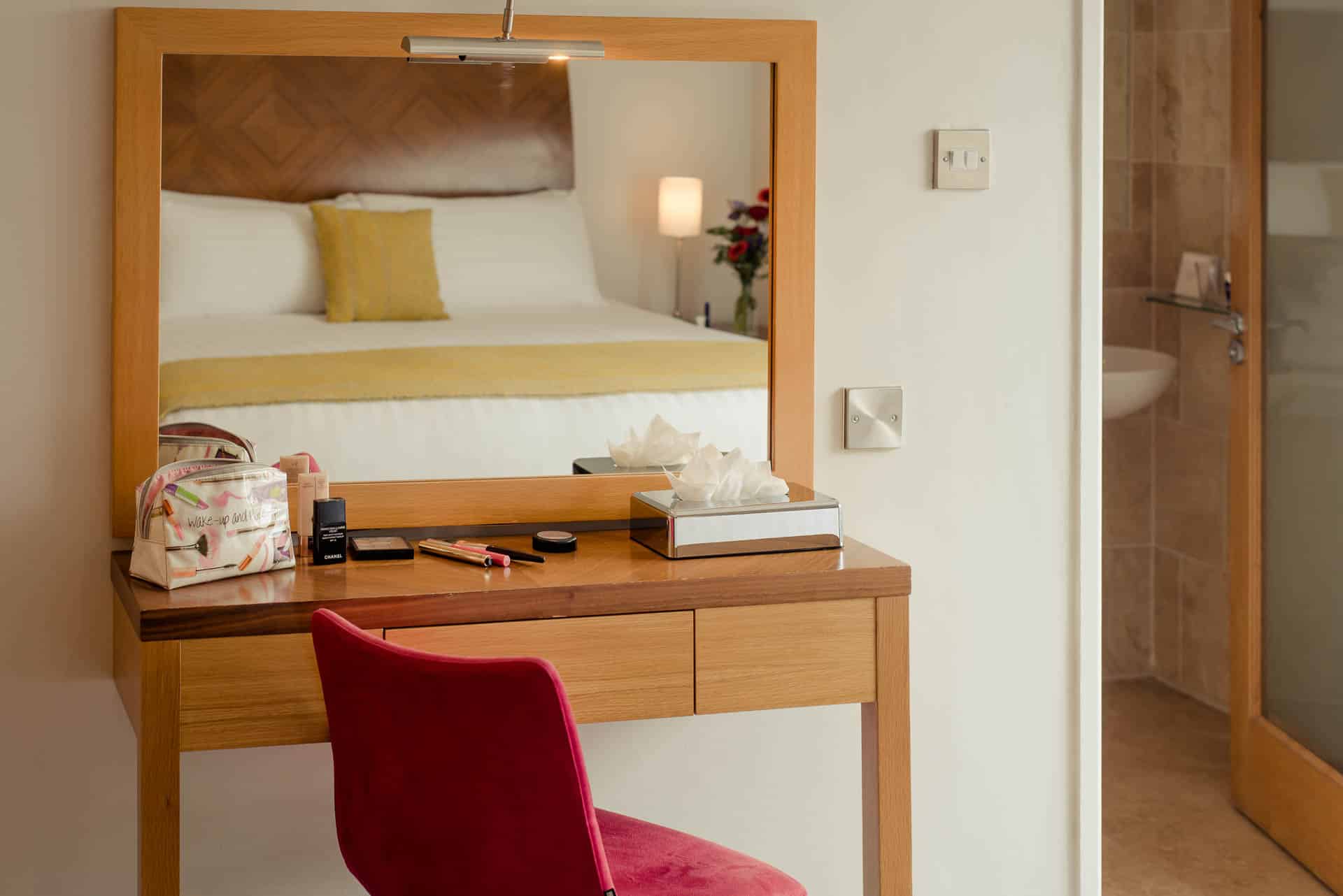 PREMIER SUITES PLUS Dublin Leeson Street Spiegelung von Doppelbett und Schminktisch