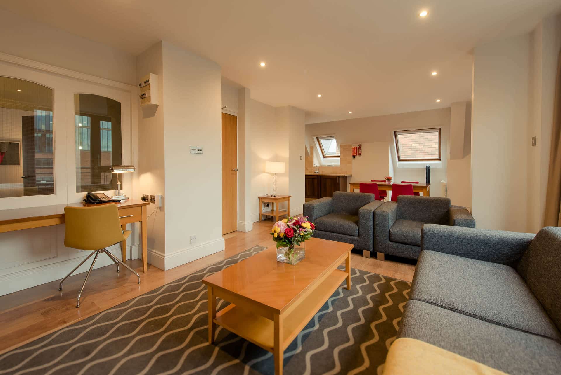 PREMIER SUITES PLUS Dublin Leeson Street ruime woonkamer in penthouse