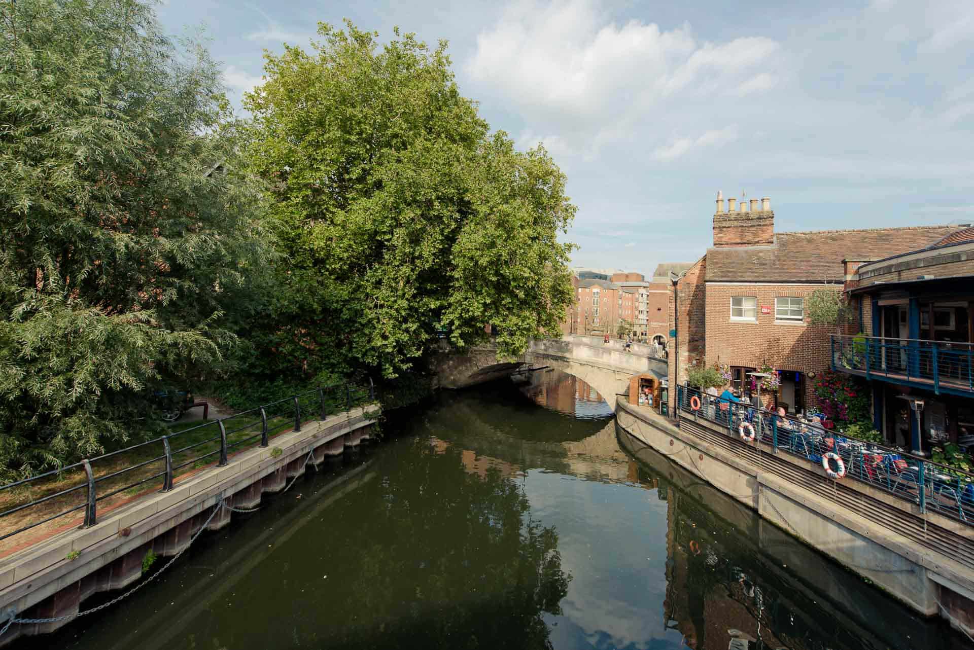 PREMIER SUITES Reading Fluss und Brücke