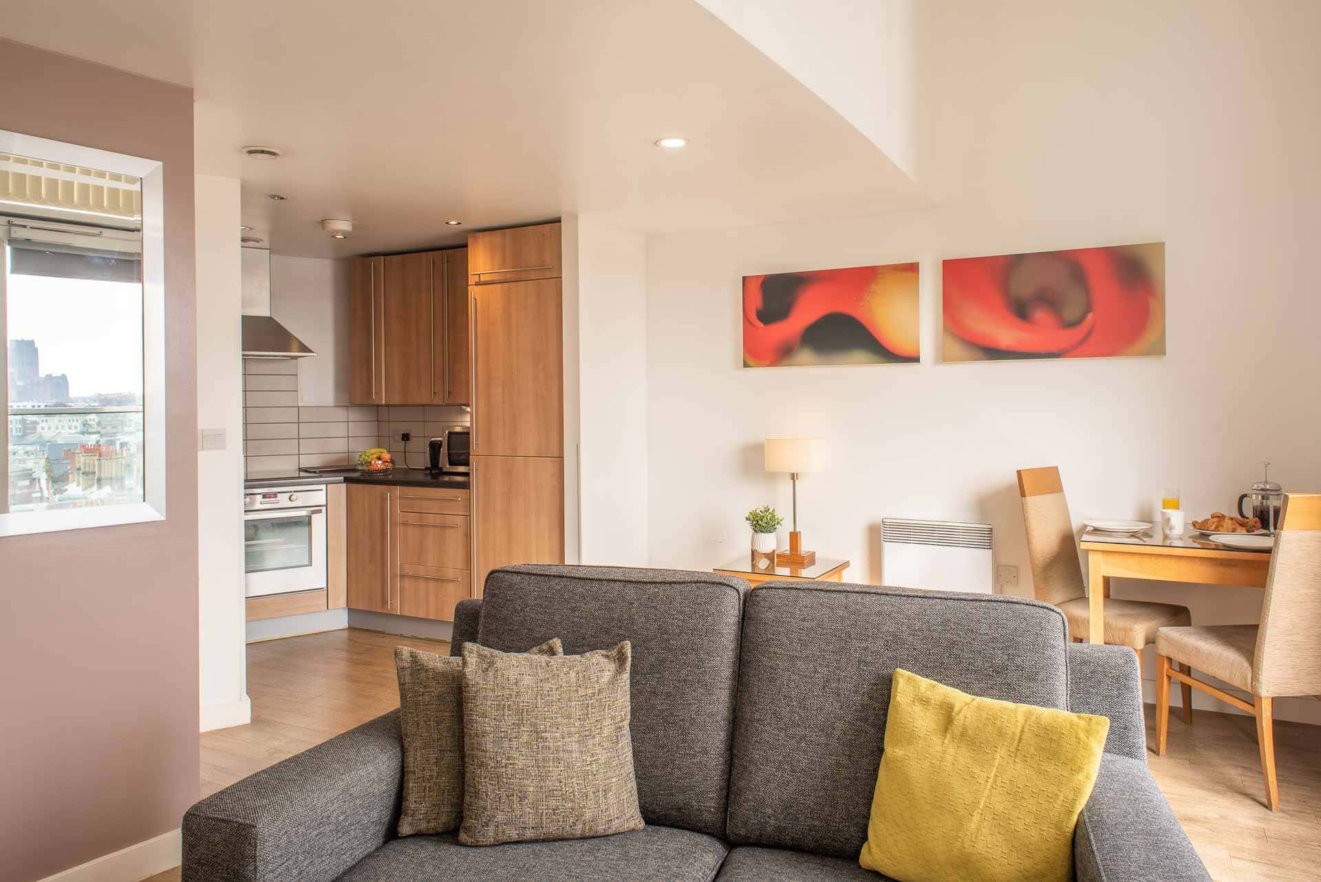 Cuisine et salon ouverts dans un appartement penthouse d'une chambre à coucher à PREMIER SUITES Liverpool.