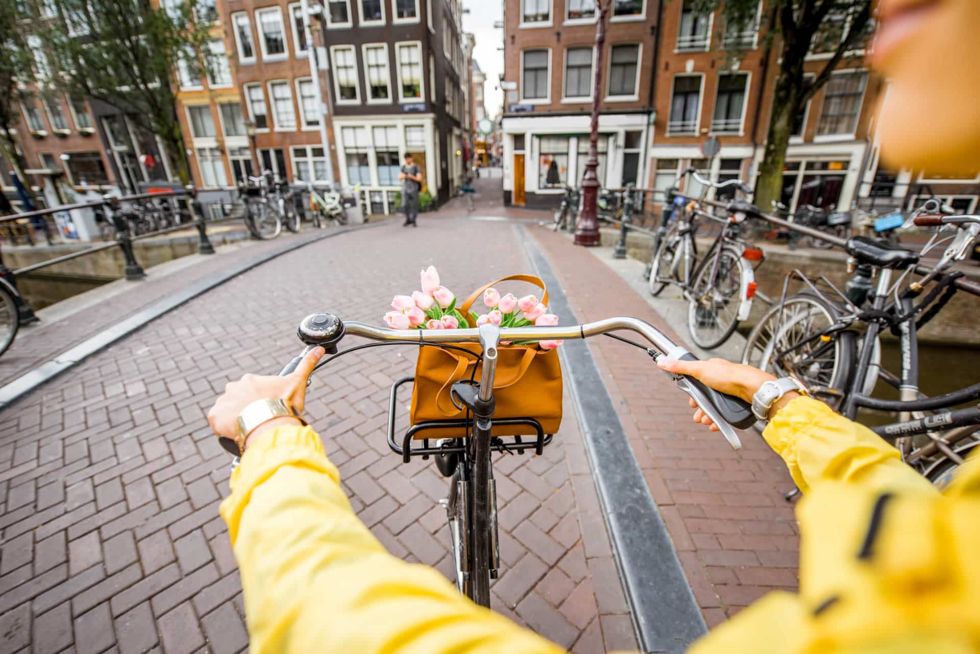 Twee handen op een fiets fietsend door Amtserdam