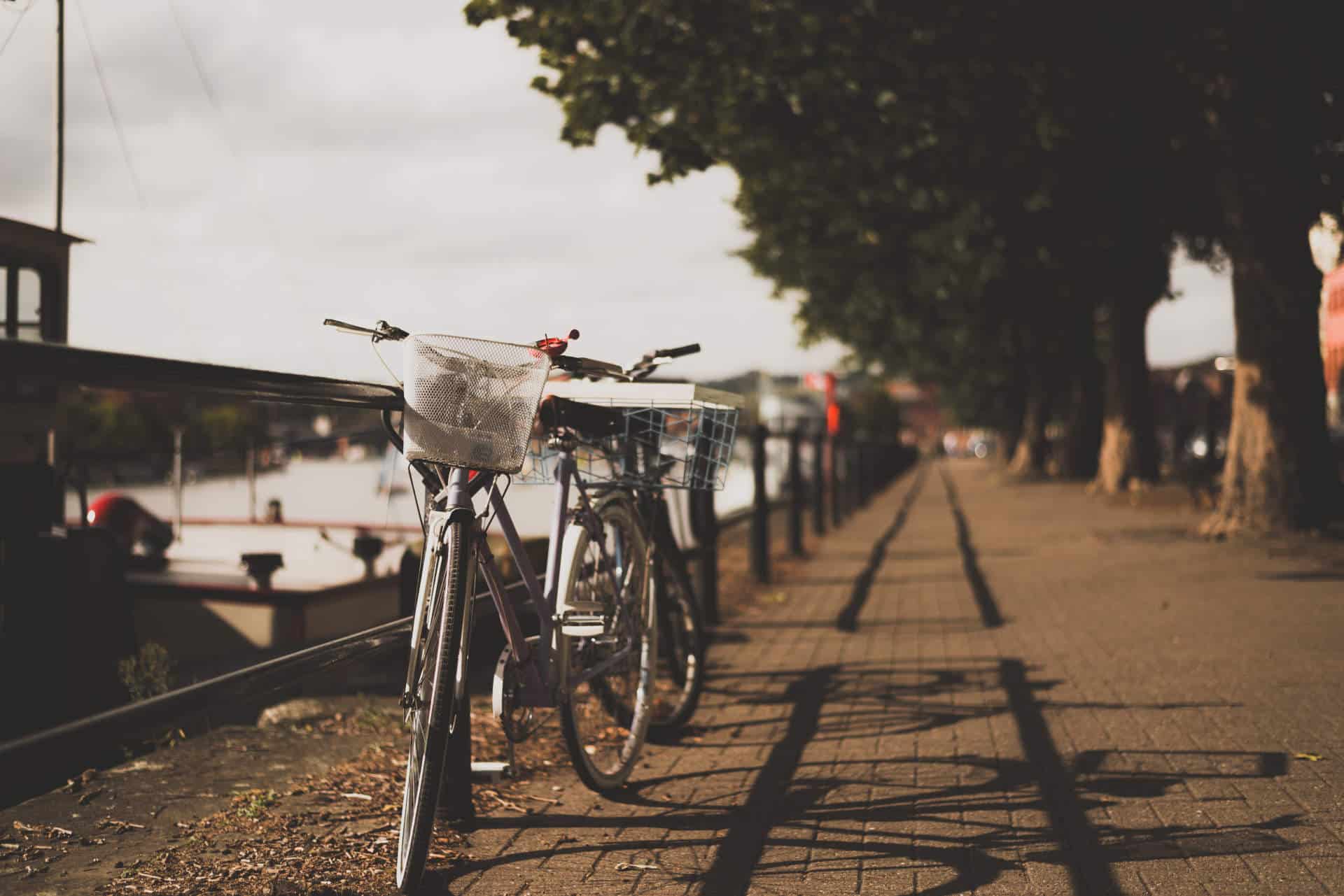 Fietsen geparkeerd bij Bristol City Docks