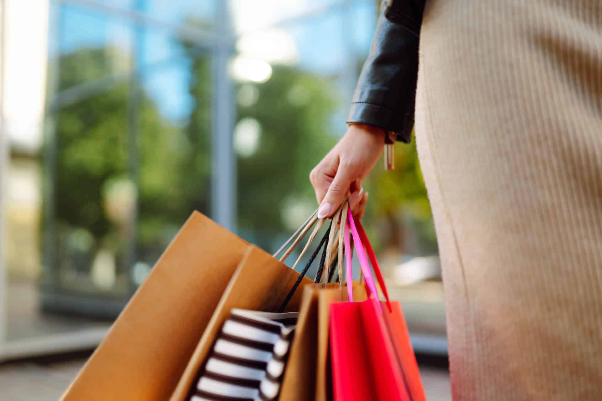 Femme faisant du shopping sur Corporation Street, dans le centre ville de Birmingham.