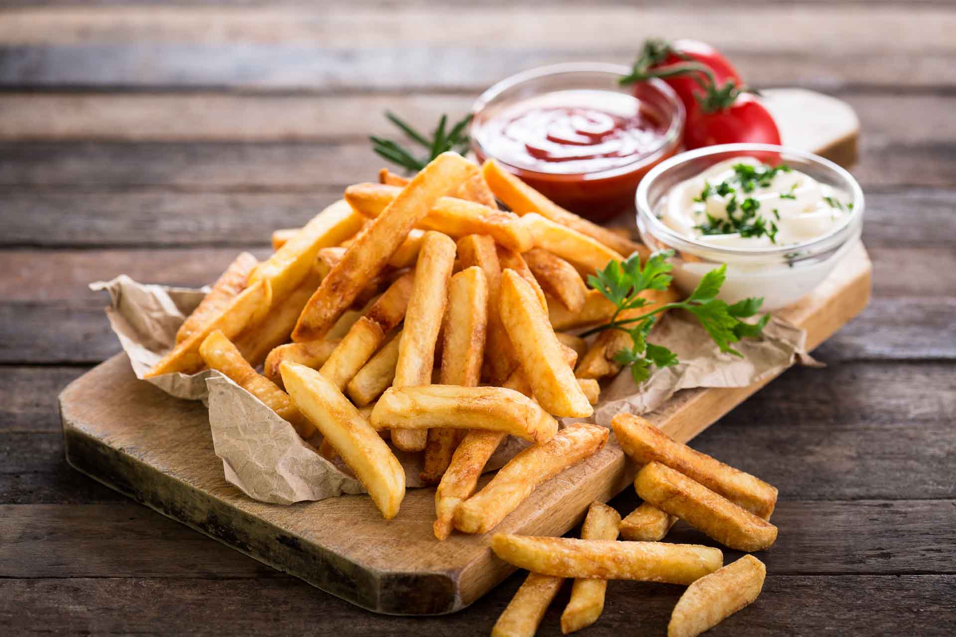 Frites avec mayonnaise et ketchup,