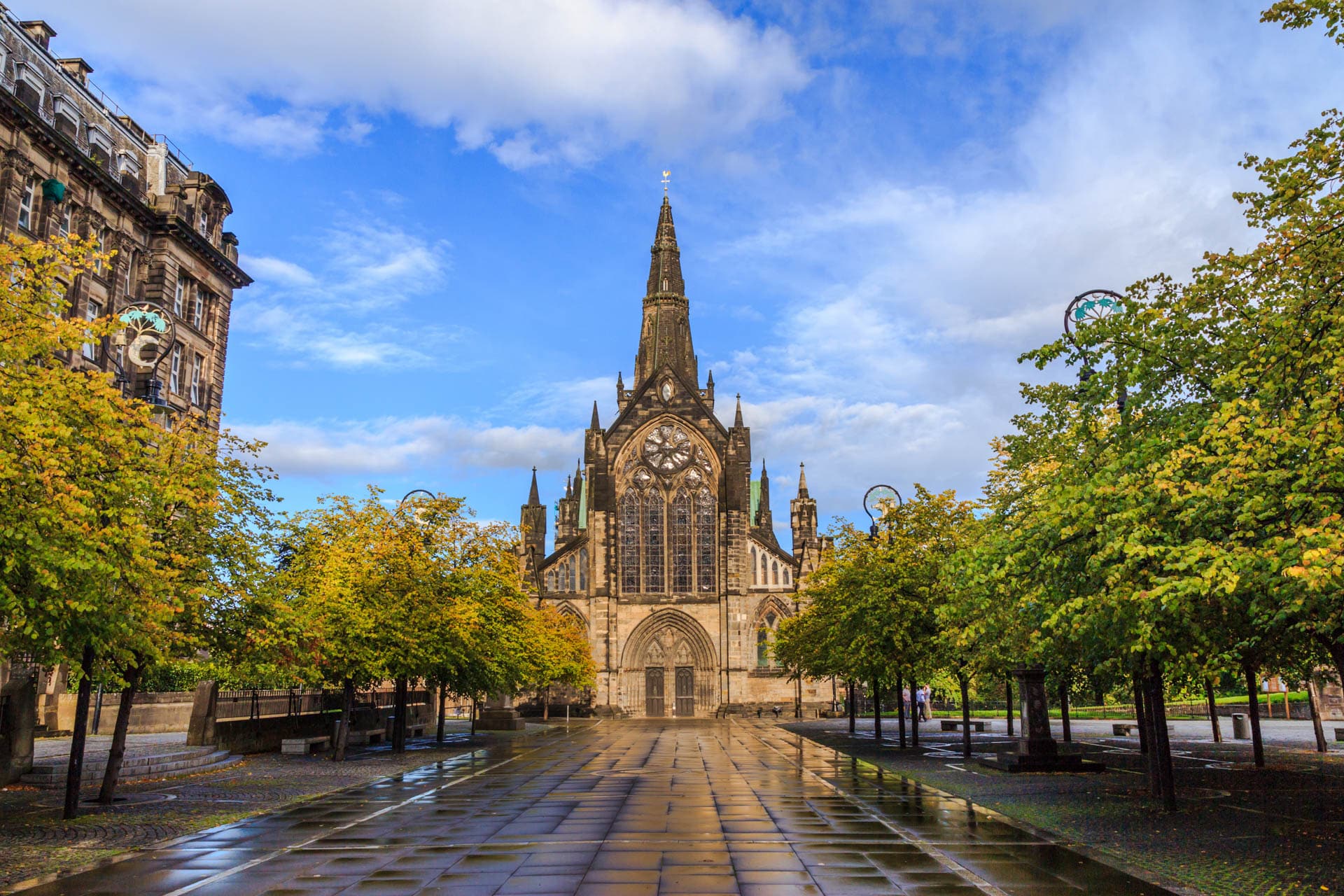 Die Frontansicht der Kathedrale von Glasgow