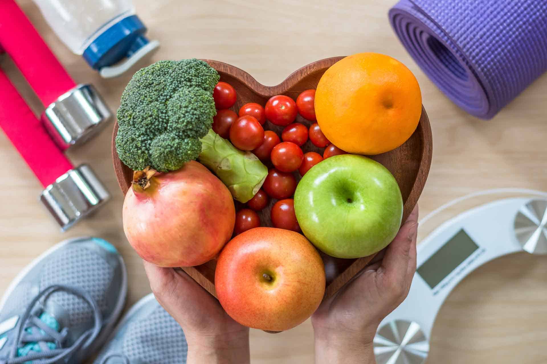 Gesunde Schüssel mit frischem Obst und Gemüse