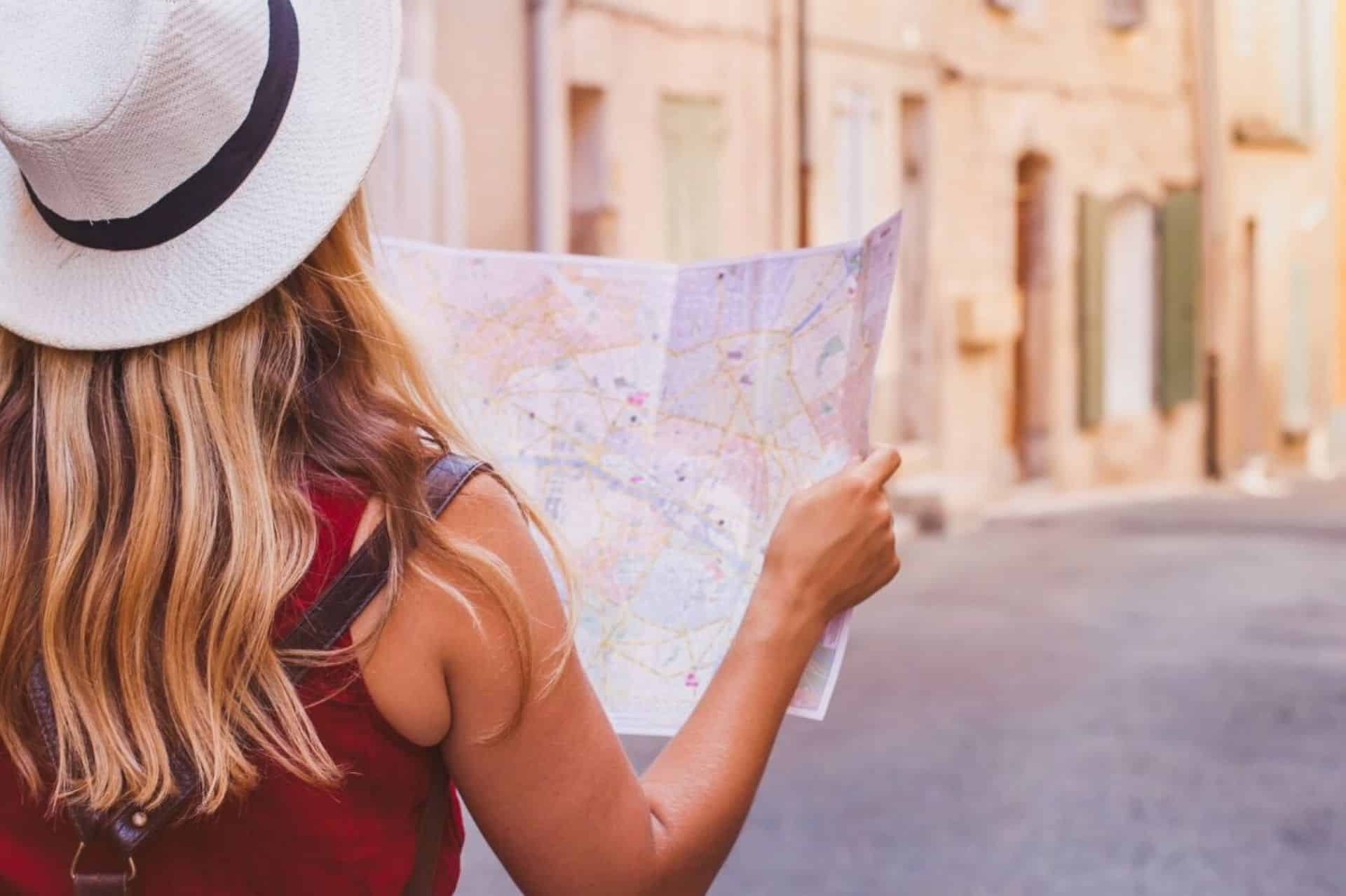 Vrouw op verkenning in Amsterdam