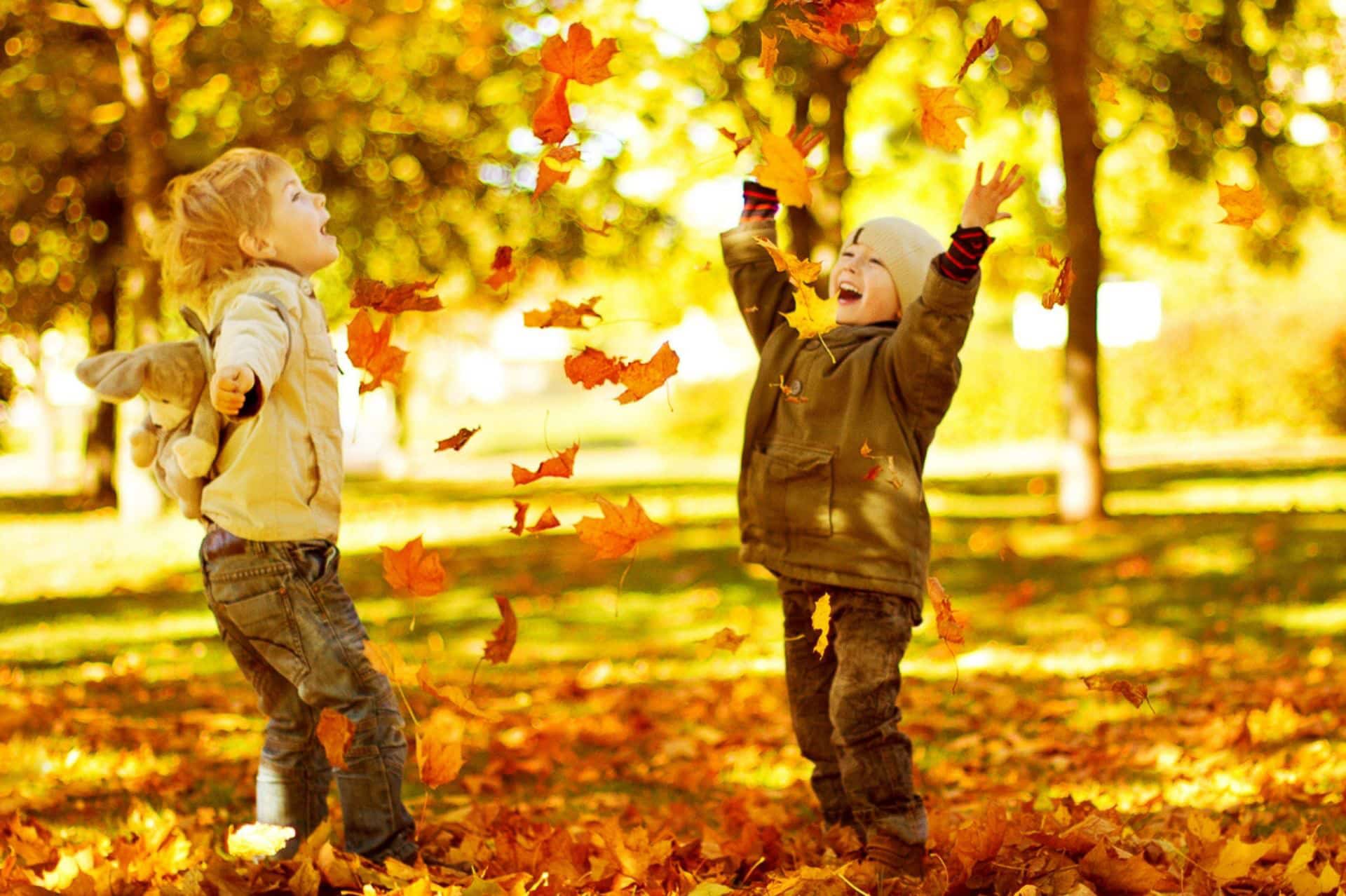 Kinder im Herbst