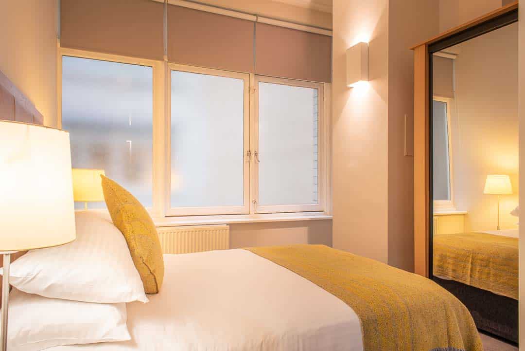 Großes Schlafzimmer mit gemütlichem Bett im PREMIER SUITES PLUS Glasgow George Square