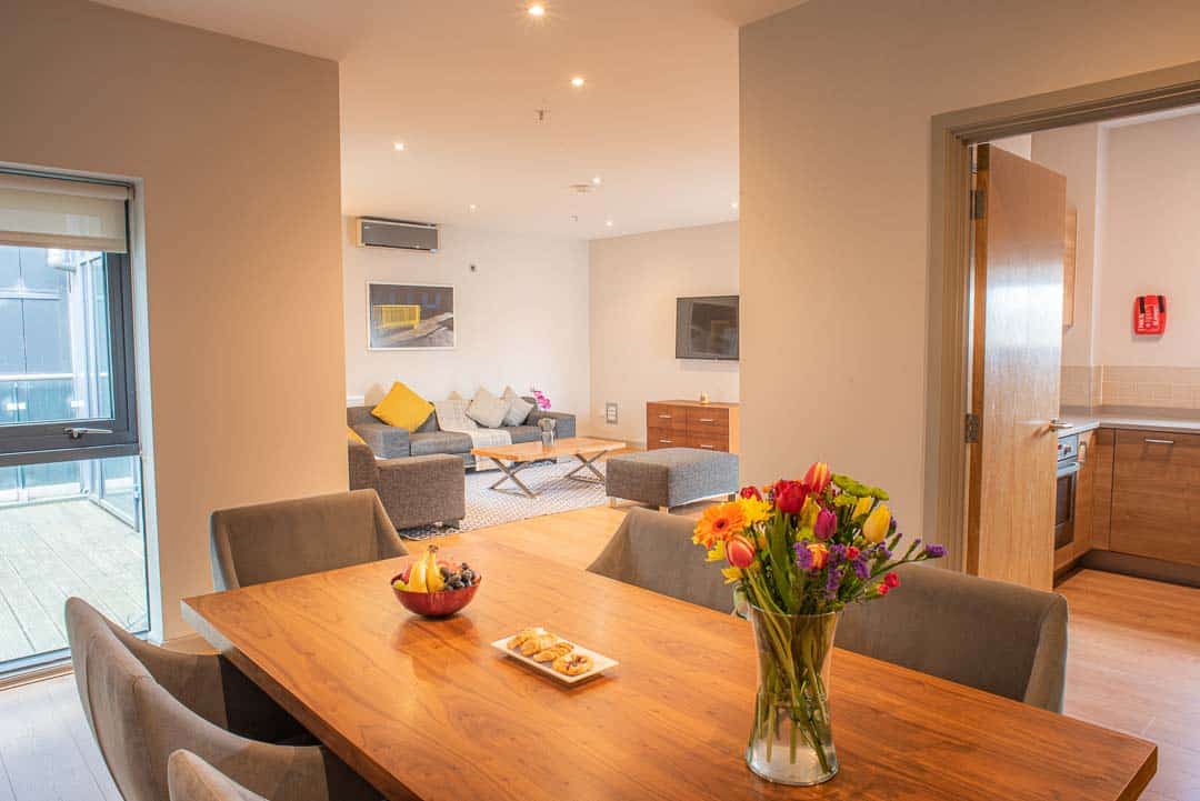 Grote eettafel in open appartement bij PREMIER SUITES PLUS Glasgow George Square