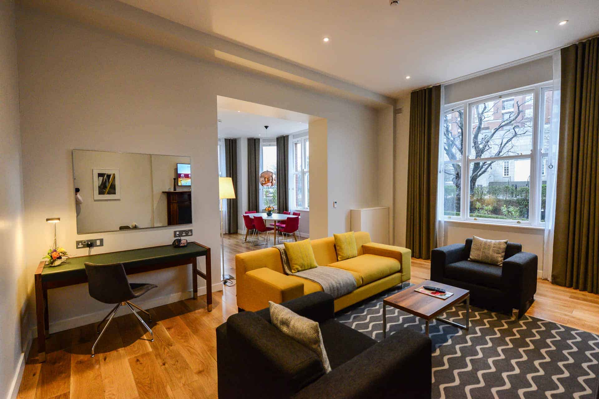 Merrion Suite bij PREMIER SUITES PLUS Dublin Ballsbridgeopen lounge en eetkamer