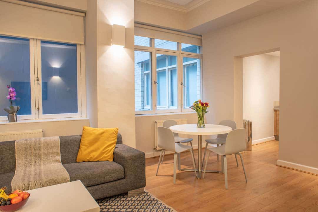 Offenes Wohnen mit Platz zum Arbeiten, Essen und Entspannen im PREMIER SUITES PLUS Glasgow George Square