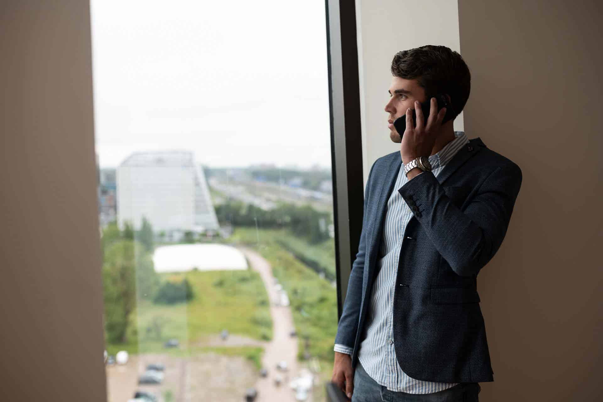 PREMIER SUITES PLUS Amsterdam Gast aan de telefoon in appartement