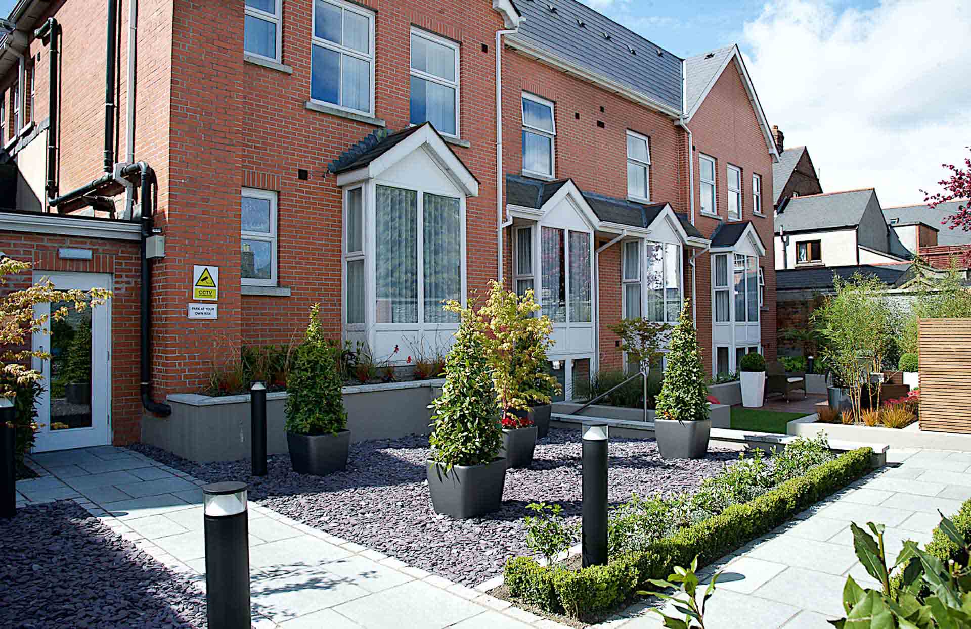 PREMIER SUITES PLUS Dublin Ballsbridge-Schlafzimmer und Arbeitstisch in einer Loft-Suite