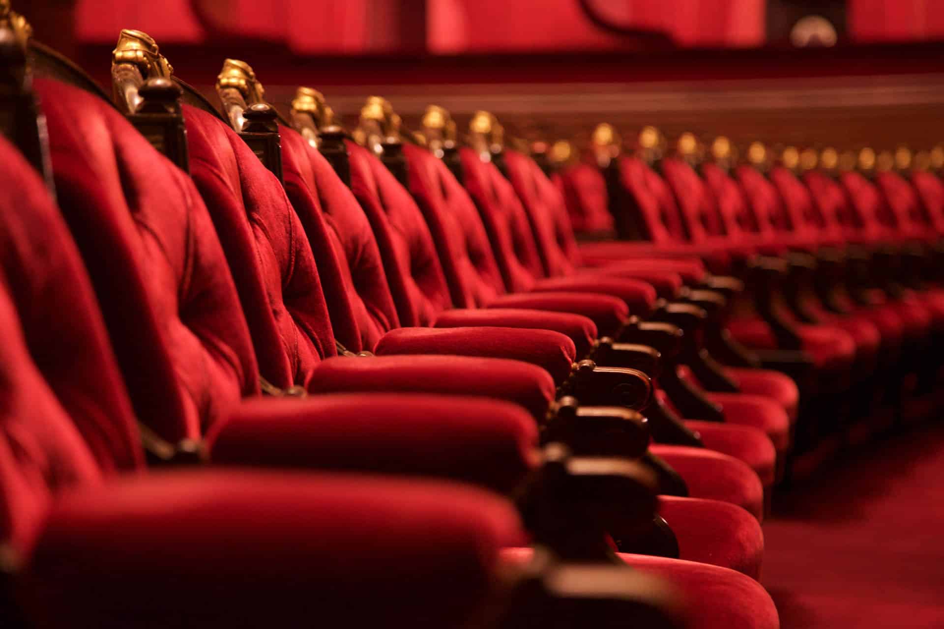 Chaises de théâtre rouges alignées