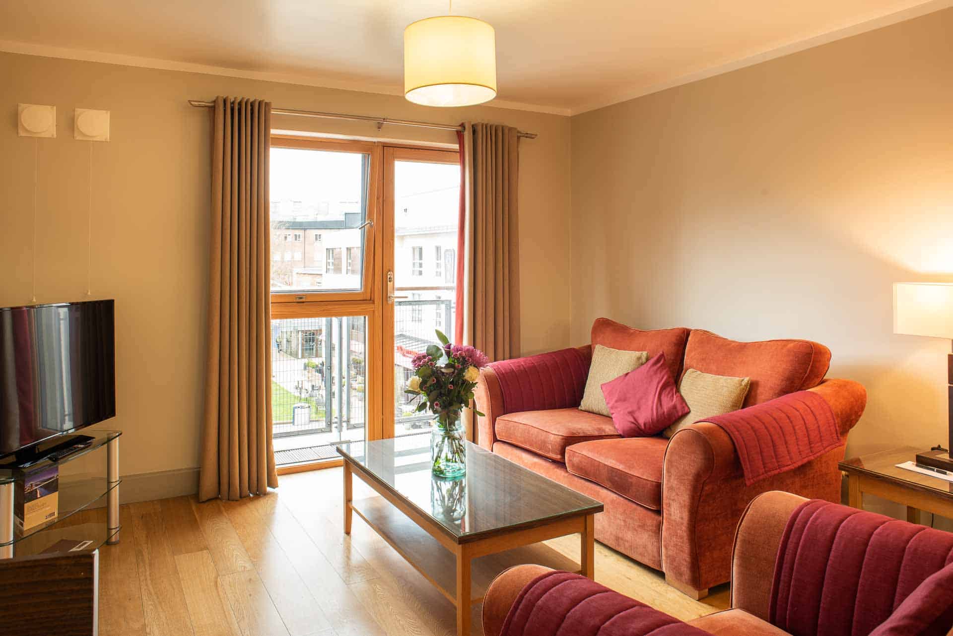 Wohnzimmer und Fernseher im PREMIER SUITES PLUS Bristol Cabot Circus