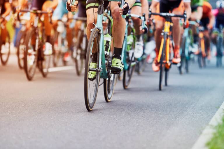 Une vue en contre-plongée de cyclistes participant à une course.