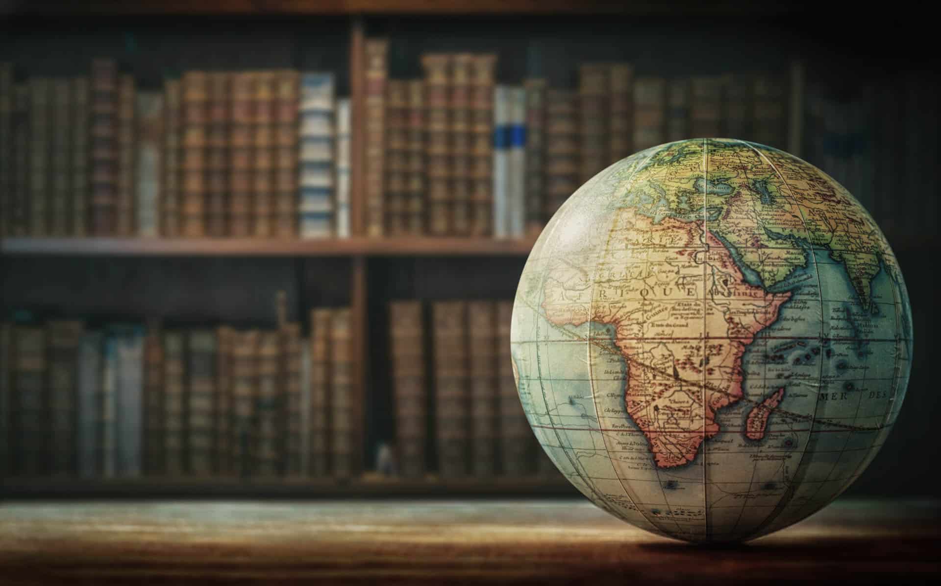 Globus in der Mitte, mit einem Bücherregal im Hintergrund