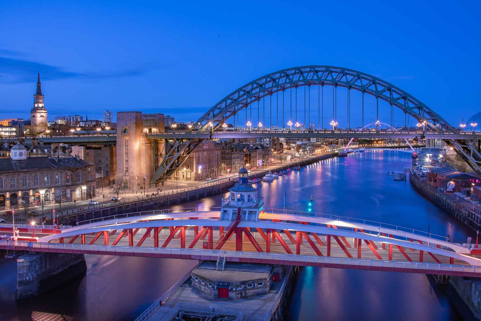 Tyne-Brücke bei Nacht in Newcastle