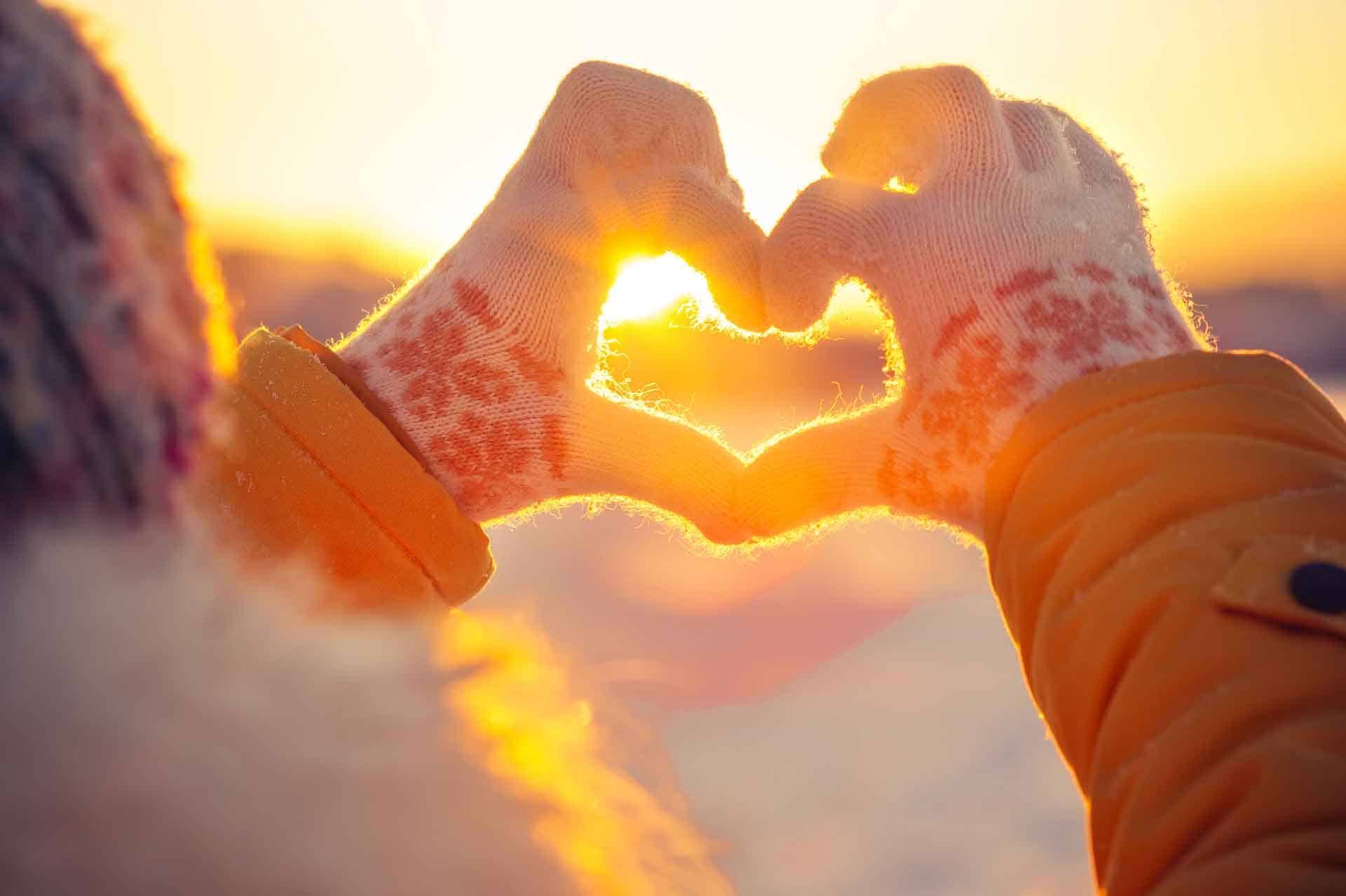 Vrouw handen in winter handschoenen Hart symbool gevormd