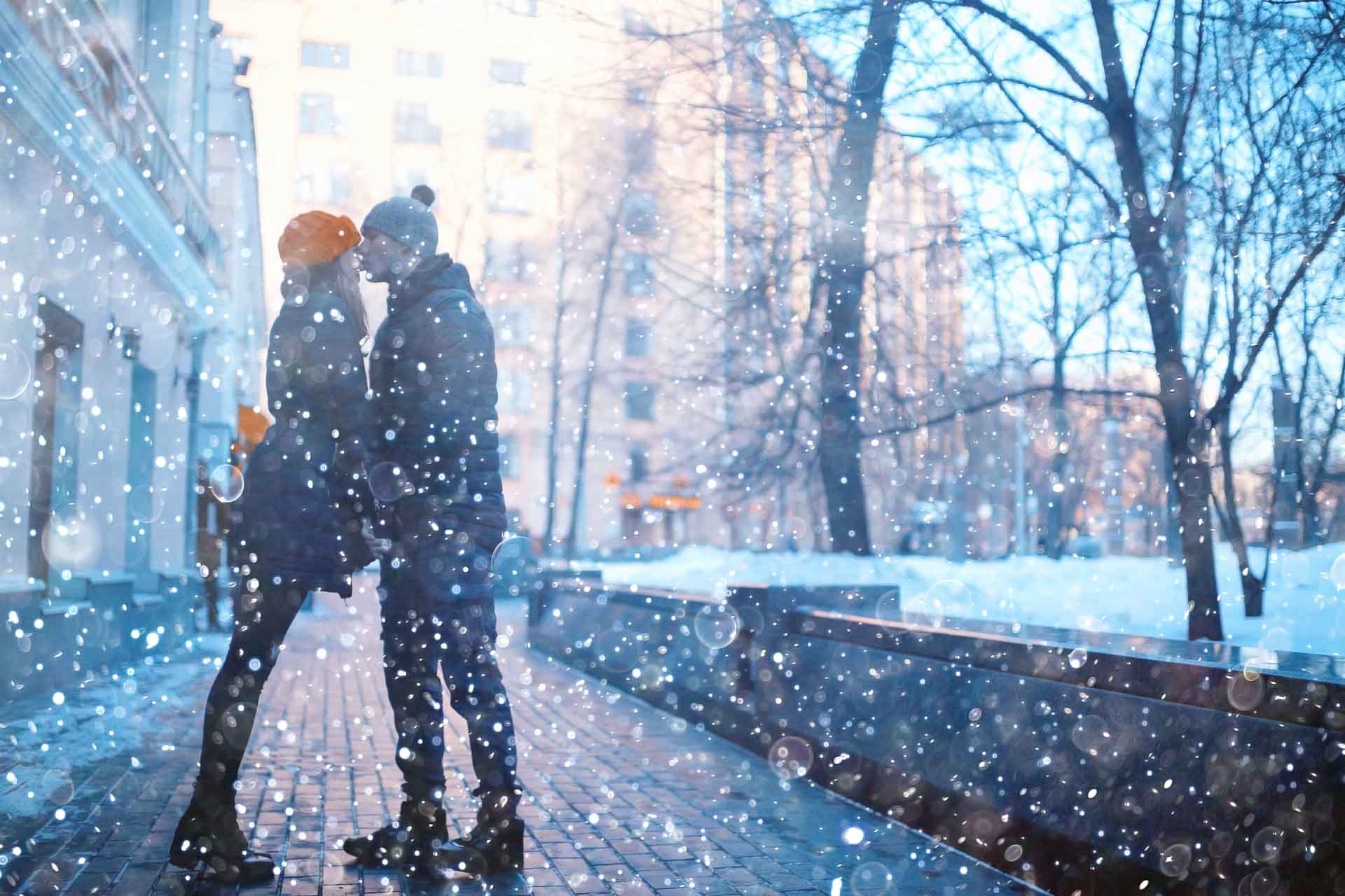 Fond flou avec un couple d'amoureux dans la neige.