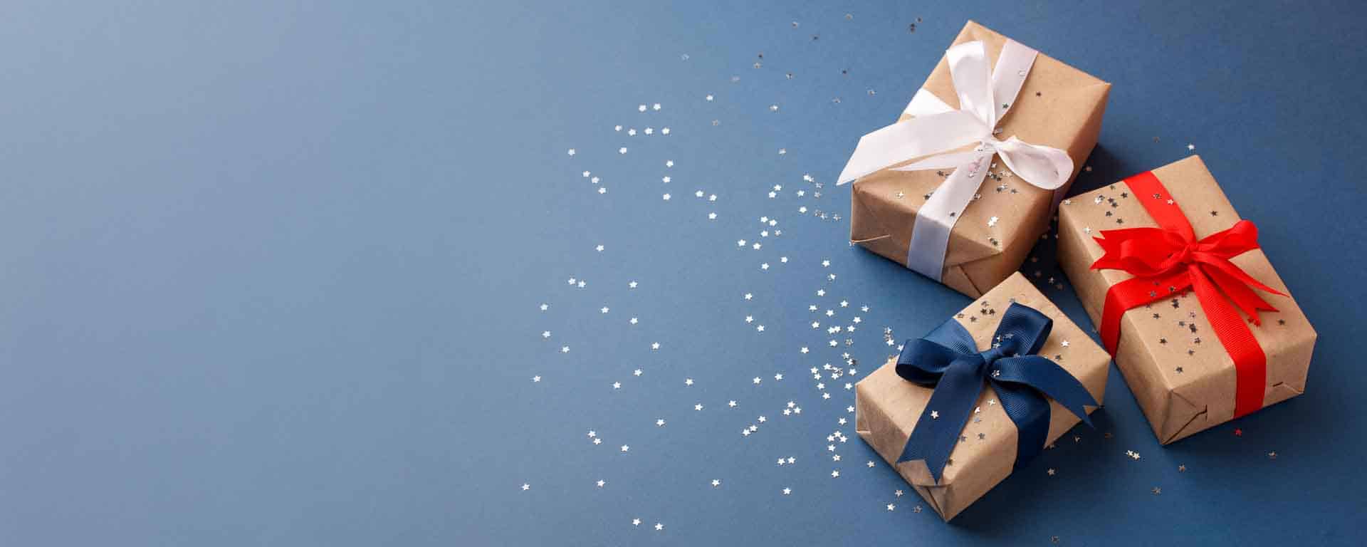 Eingepackte Geschenke mit Glitter