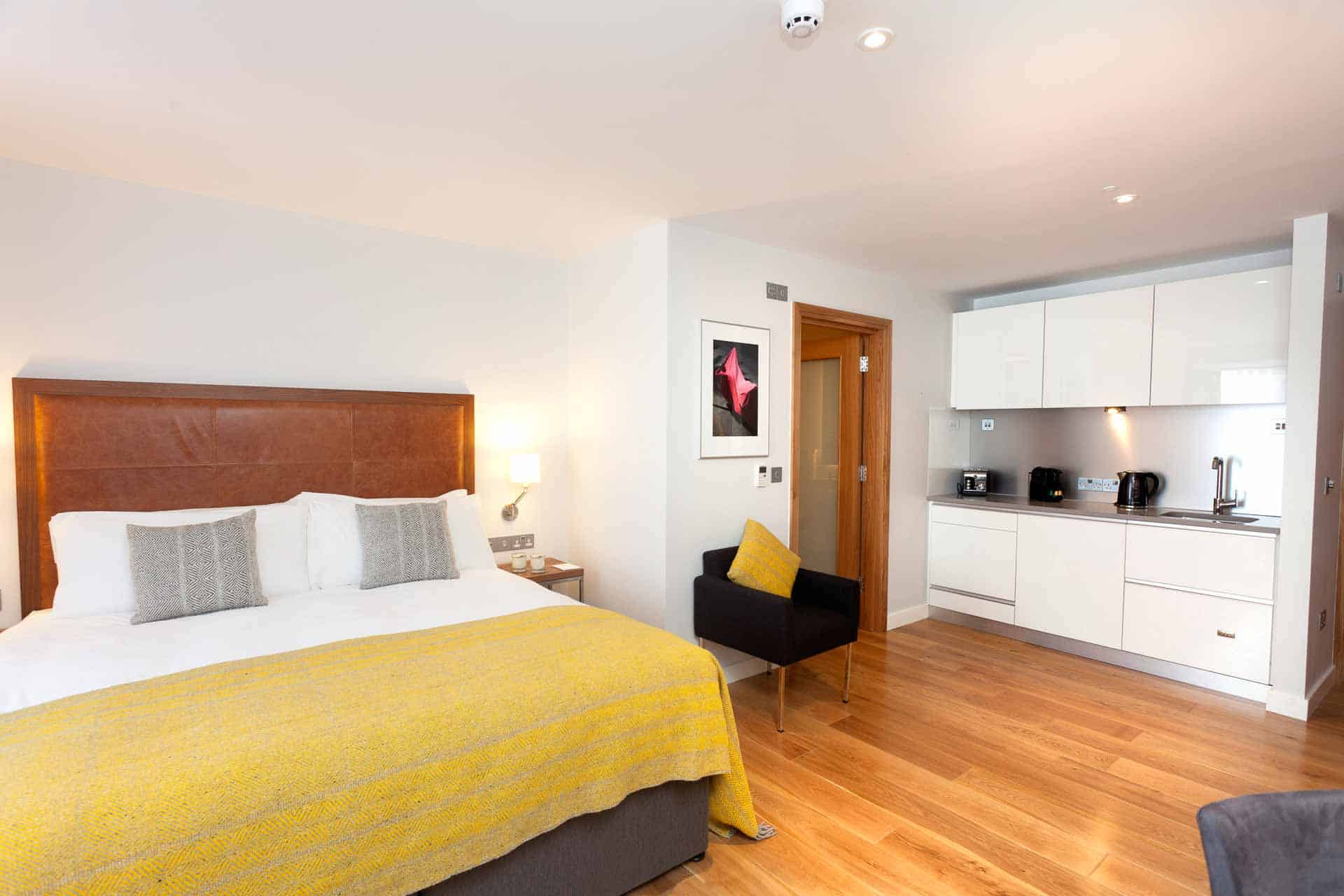 keuken & bed van studio suite in Dublin Ballsbridge
