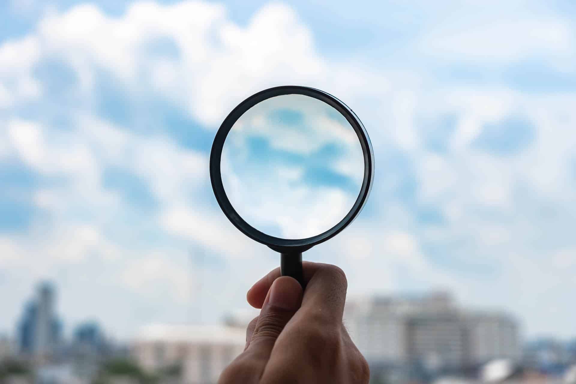 Vergrößerungsglas mit Blick in den Himmel