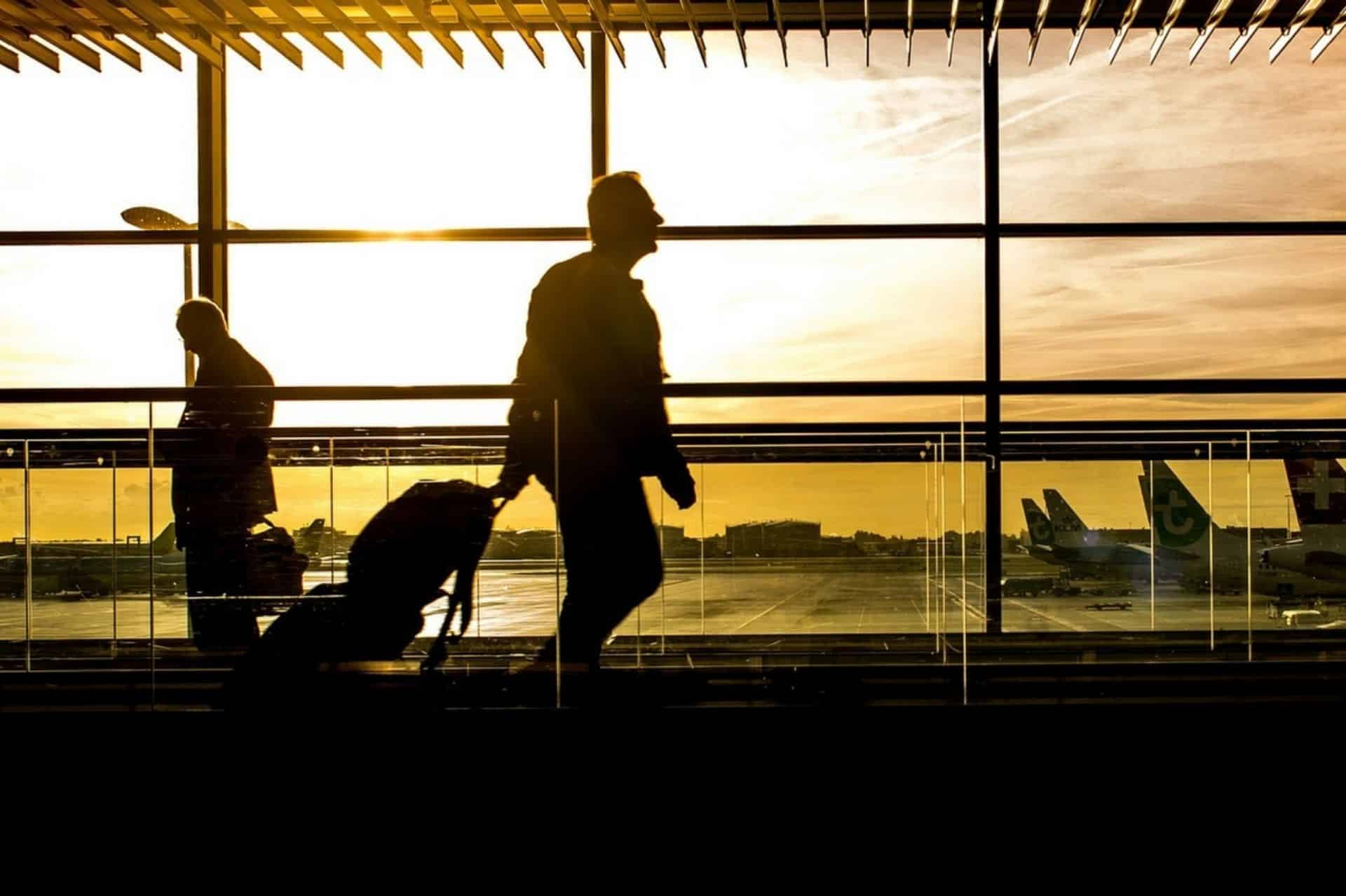 homme marchant dans l'aéroport