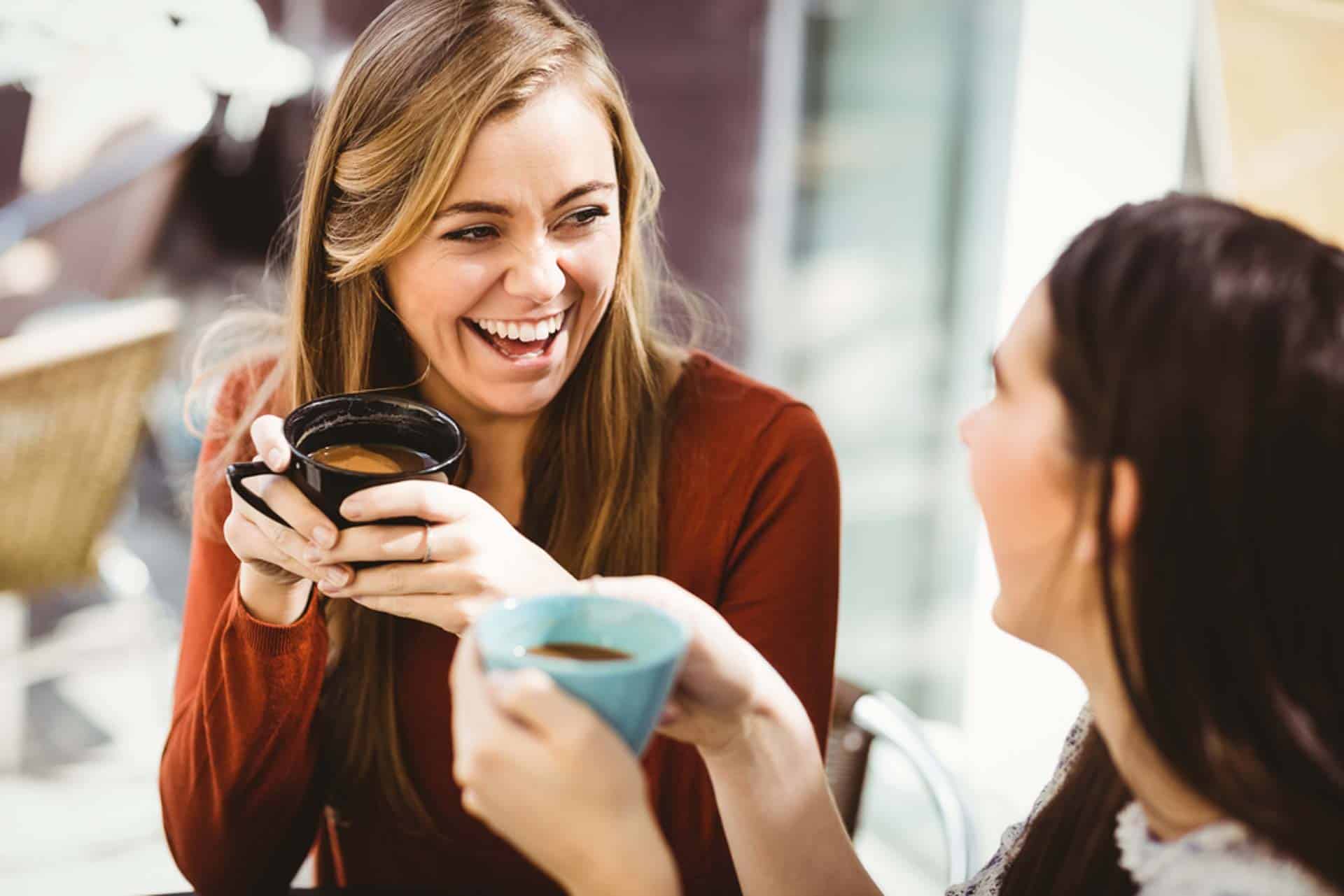 Deux femmes discutent autour d'un café