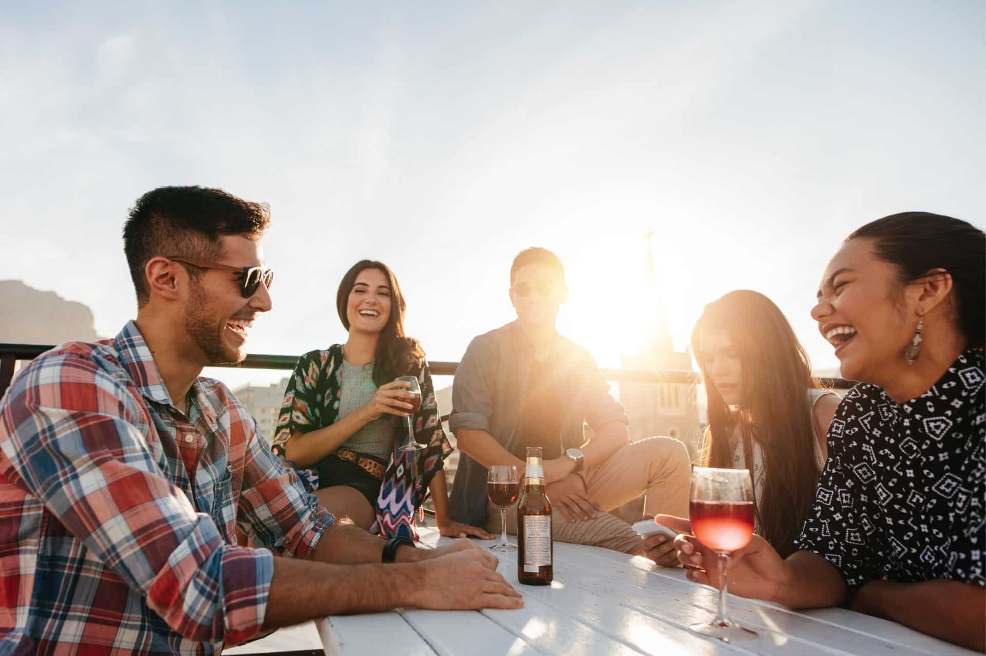 Boire sur une terrasse avec des amis