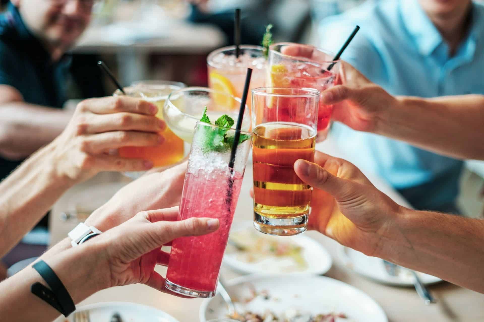 Cocktails dans un bar d'été