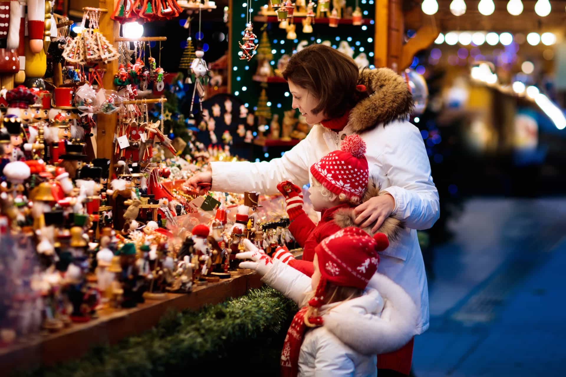 Moeder en kinderen op de kerstmarkt tijdens een verblijf in PREMIER SUITES