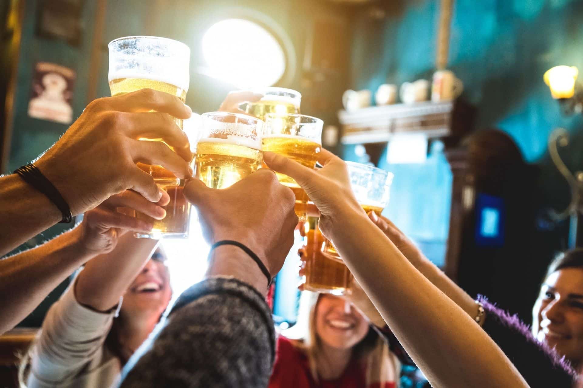 Les amis lèvent leur verre aux acclamations