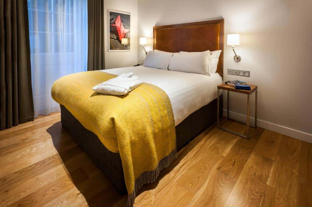 Slaapkamer met tweepersoonsbed in Dublin Leeson Street