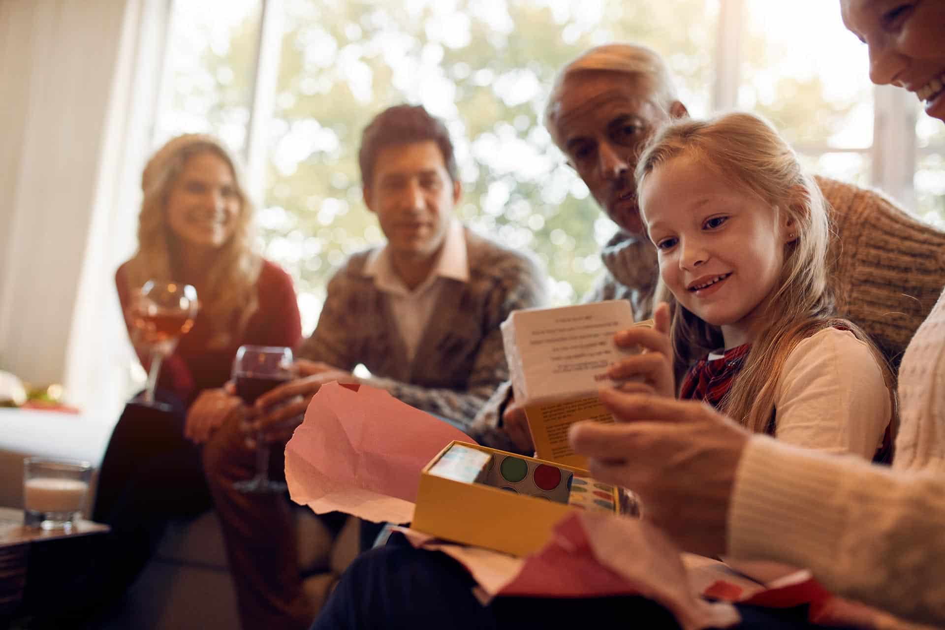 Familie öffnet Geschenke