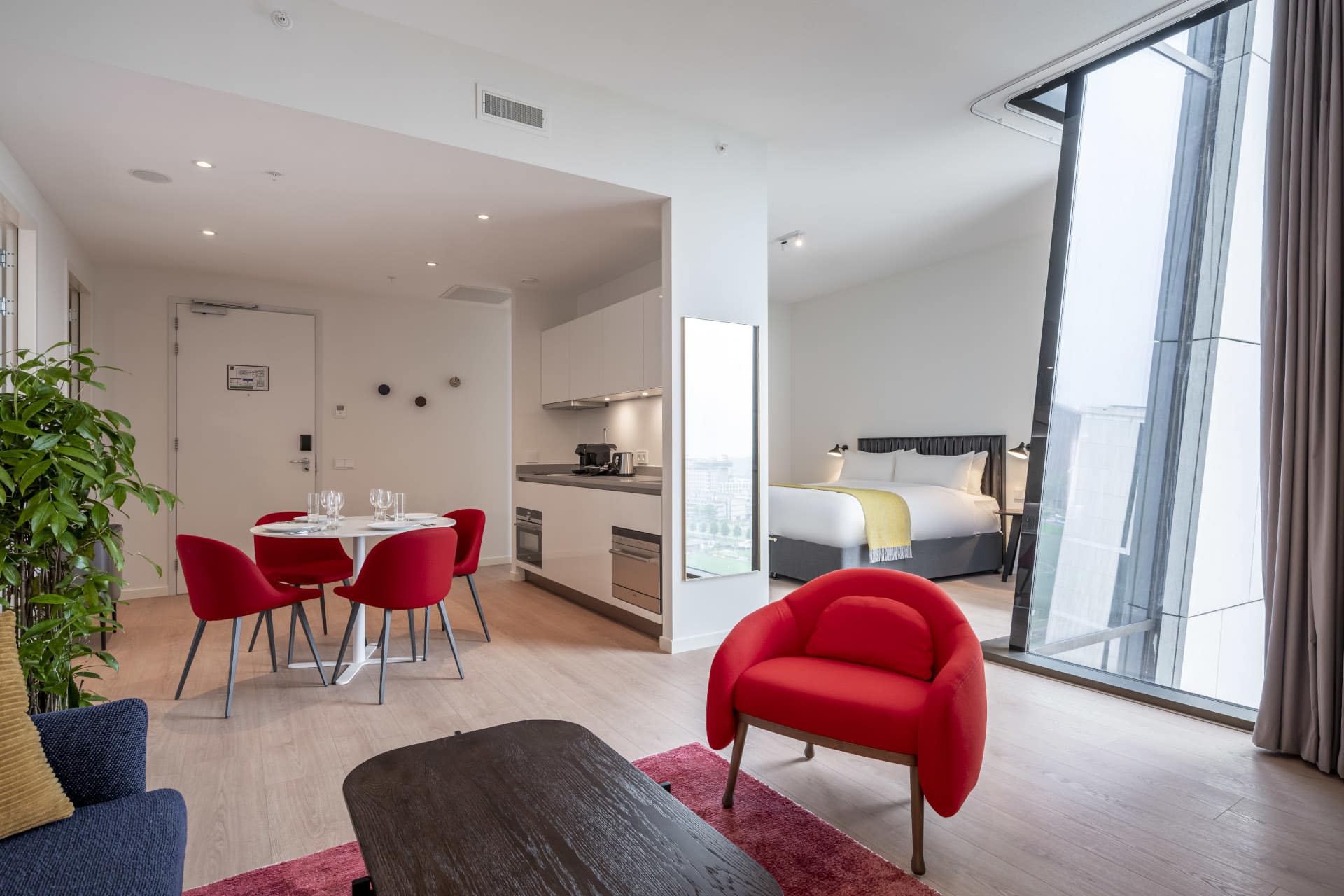 PREMIER-SUITES-PLUS-Amsterdam-Superior-Einzimmer-Apartment-Übersicht-