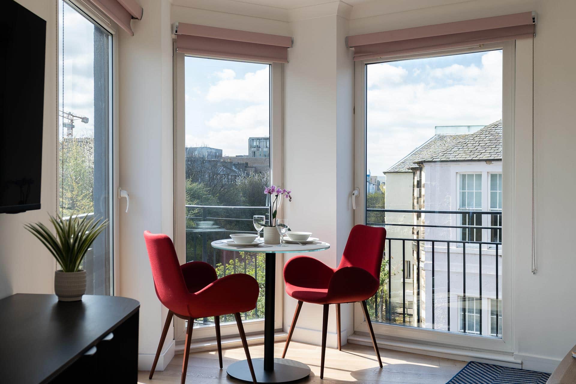 Esstisch mit Blick auf die Landschaft in einem Ein-Schlafzimmer-Apartment im PREMIER SUITES Edinburgh Fountain Court