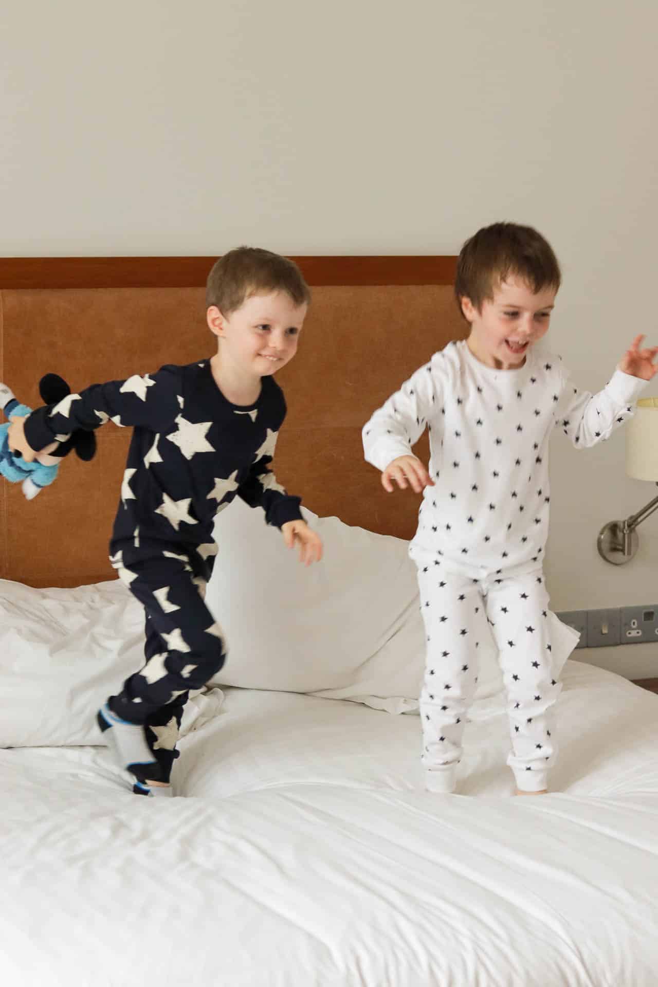 Kinderen die op een bed springen in Ballsbridge, Dublin